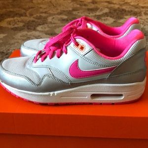 *****SOLD*******Girls almost new Nike shoes